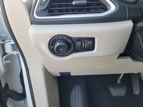 Used 2024 Chrysler Pacifica Touring-L image 24