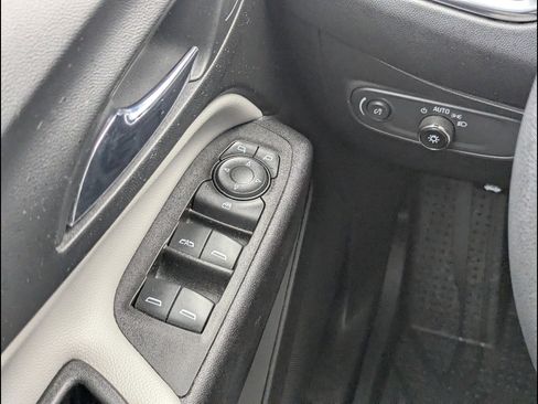 Used 2021 Chevrolet Equinox LS w/ LS Convenience Package image 27