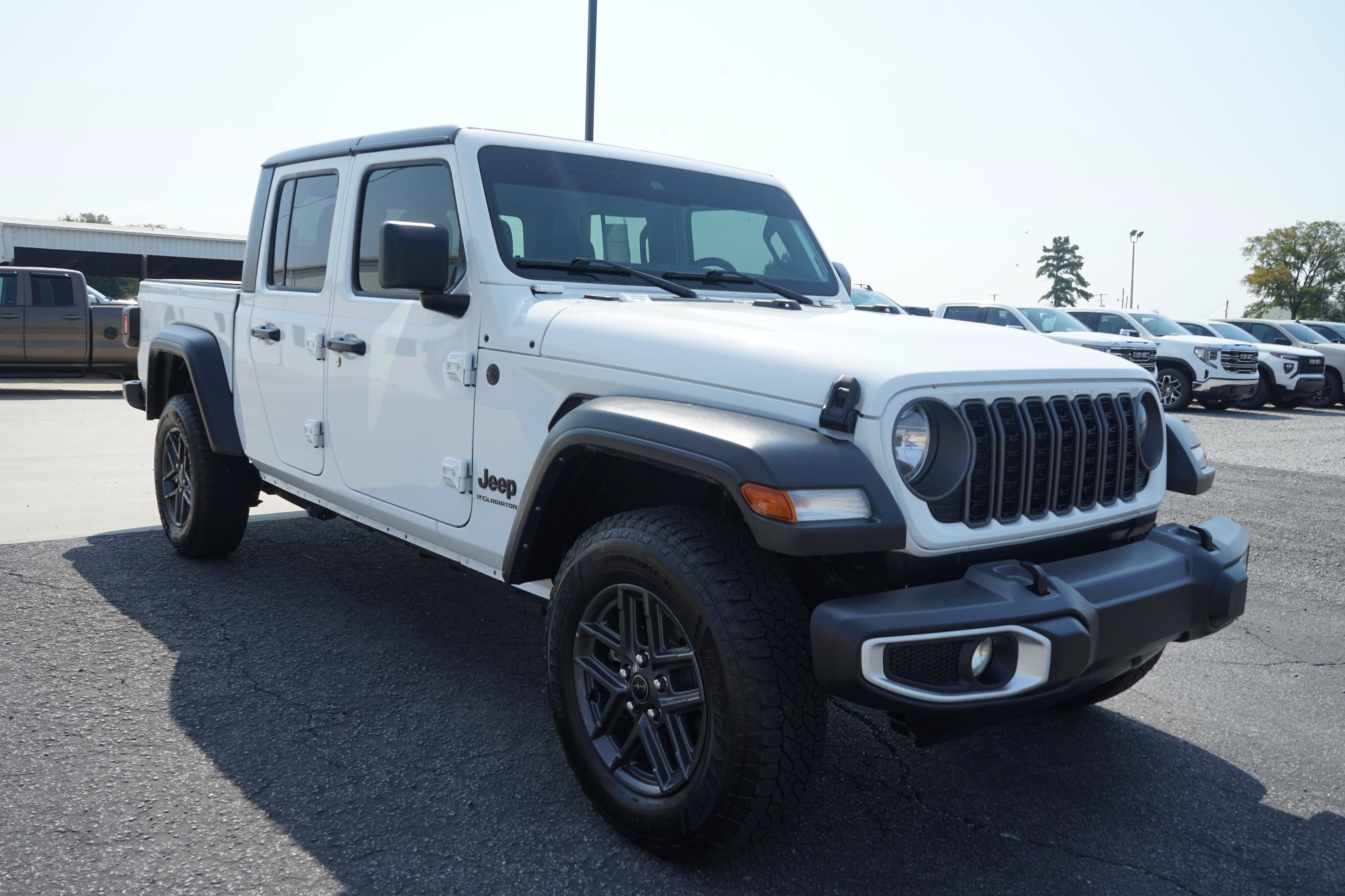 Used 2025 Jeep Gladiator Sport AWD/4WD image 7