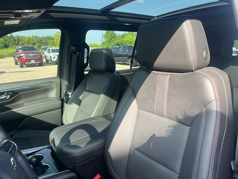 Used 2025 Chevrolet Suburban RST w/ RST Capability Package AWD/4WD image 10
