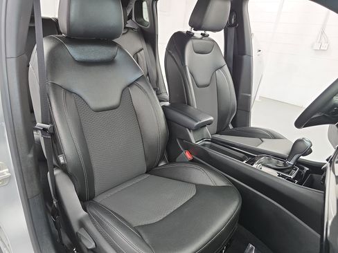 Used 2024 Jeep Compass Latitude w/ Altitude Special Edition AWD/4WD image 10