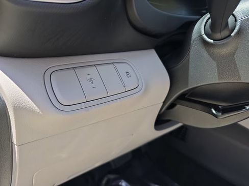 Used 2025 Hyundai Venue SEL FWD image 28
