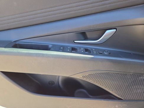 Used 2025 Hyundai Elantra Limited FWD image 15