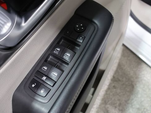 Used 2024 Chrysler Pacifica Touring-L FWD image 13