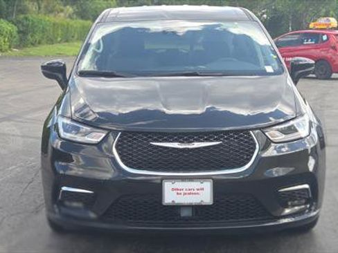 Used 2023 Chrysler Pacifica Touring-L FWD image 11
