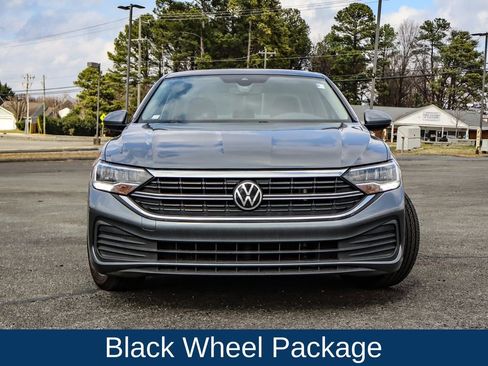 Used 2023 Volkswagen Jetta SE w/ Panoramic Sunroof Package image 2