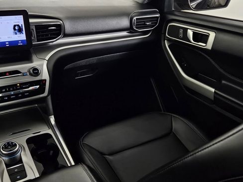 Used 2022 Ford Explorer XLT w/ Equipment Group 202A image 10