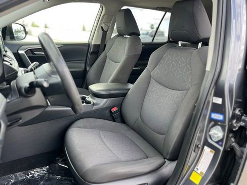 Used 2020 Toyota RAV4 XLE w/ Convenience Package FWD image 13
