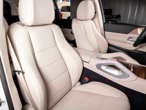 Used 2024 Mercedes-Benz GLS 450 4MATIC image 23