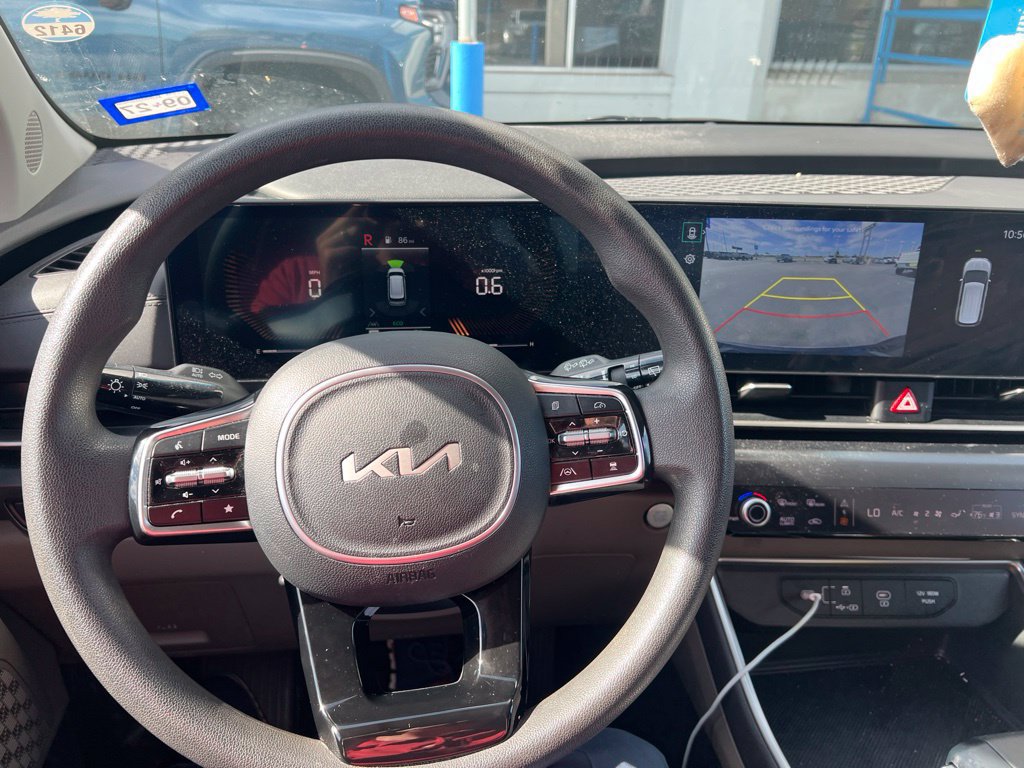 Used 2025 Kia Carnival LX FWD image 11