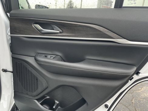 New 2026 Jeep Grand Cherokee Altitude image 34