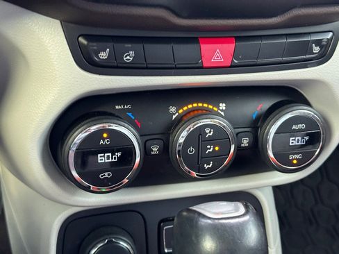 Used 2017 Jeep Renegade Limited image 25