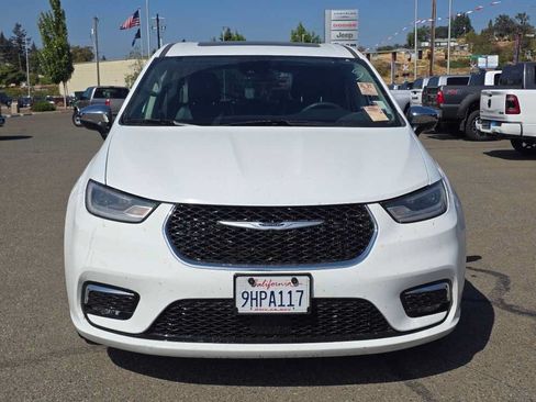 Used 2023 Chrysler Pacifica Limited FWD image 5