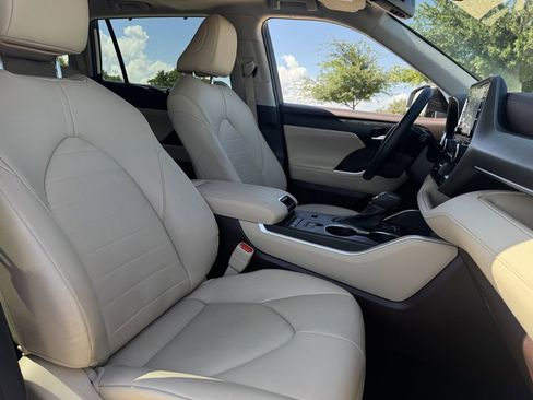 Used 2022 Toyota Highlander XLE FWD image 28