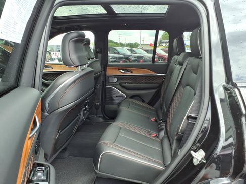 Used 2023 Jeep Grand Cherokee Summit AWD/4WD image 11