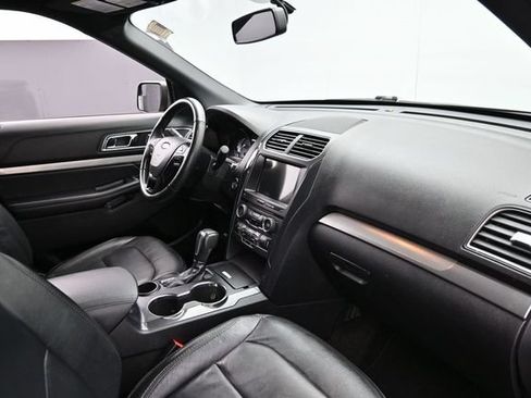 Used 2018 Ford Explorer XLT w/ Equipment Group 202A FWD image 34