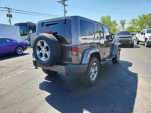 Used 2018 Jeep Wrangler Unlimited Sahara w/ Connectivity Group AWD/4WD image 5