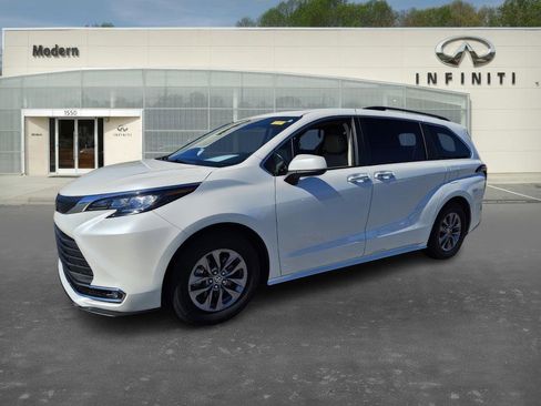 Used 2021 Toyota Sienna XLE w/ XLE Plus Package image 1