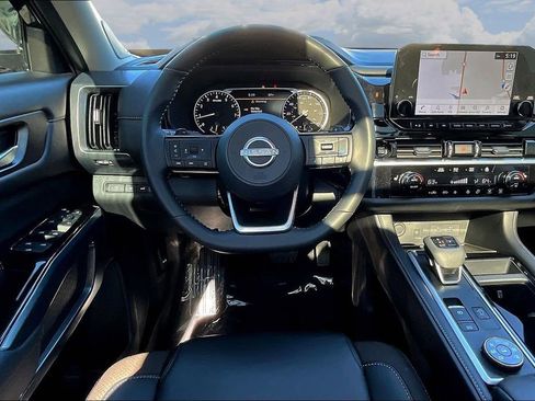 Used 2025 Nissan Pathfinder SL w/ SL Premium Package AWD/4WD image 10