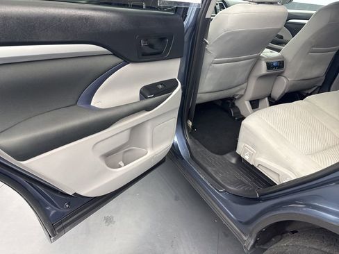 Used 2019 Toyota Highlander LE image 41