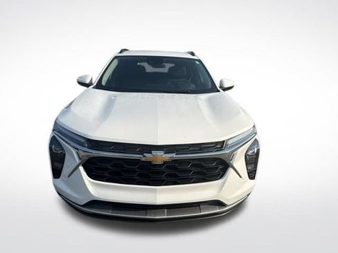 Used 2025 Chevrolet Trax LT FWD image 8