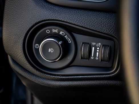 Used 2023 Jeep Renegade Limited image 33