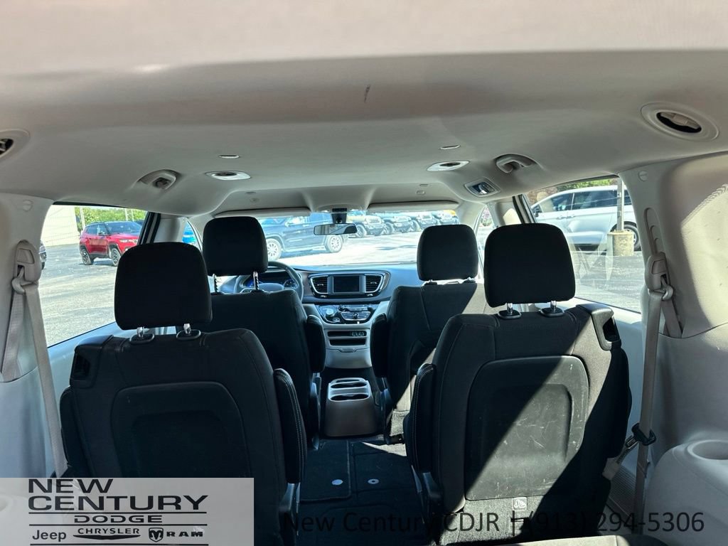 Used 2022 Chrysler Voyager LX FWD image 8