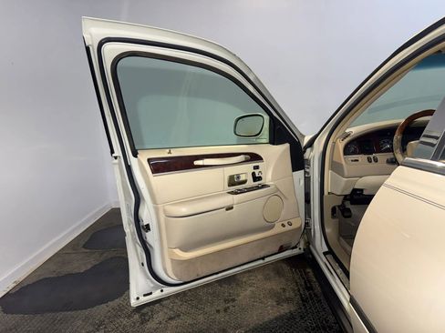 Used 2007 Lincoln Town Car Signature Limited RWD image 7