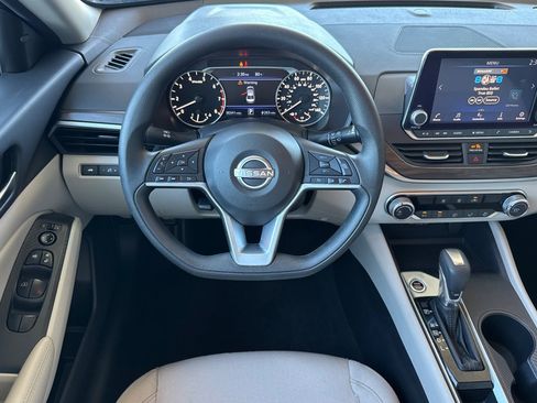 Used 2025 Nissan Altima 2.5 SV FWD image 30