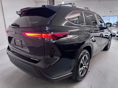Used 2023 Toyota Highlander XLE AWD/4WD image 3