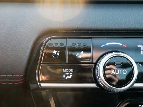 Used 2025 Honda Pilot Black Edition image 23