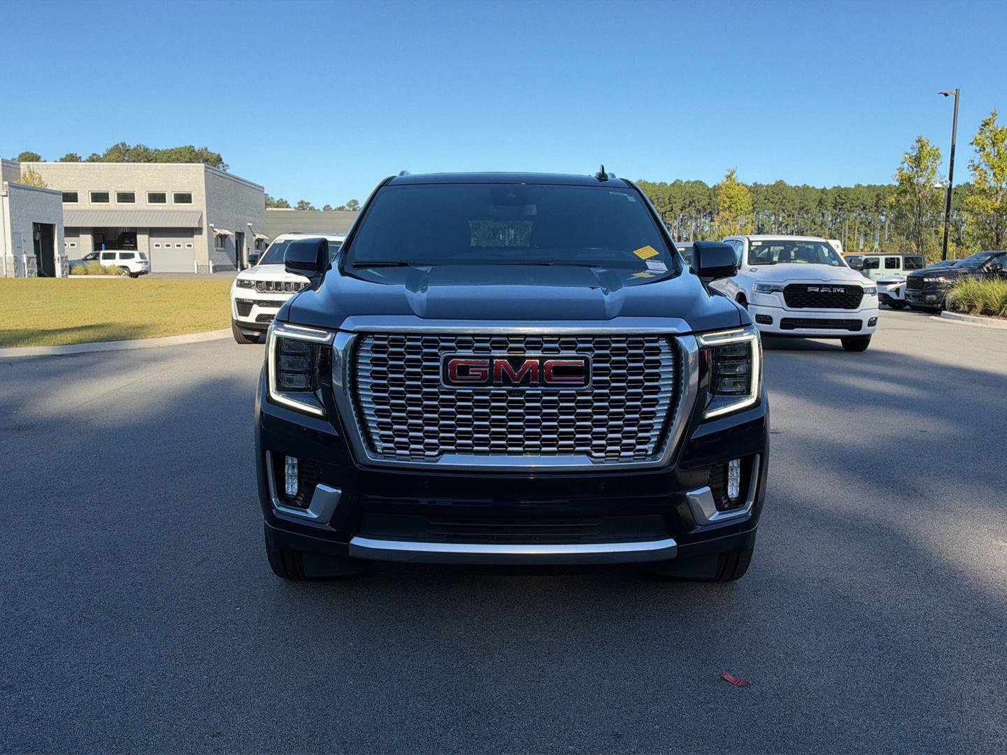 Used 2023 GMC Yukon Denali AWD/4WD image 2