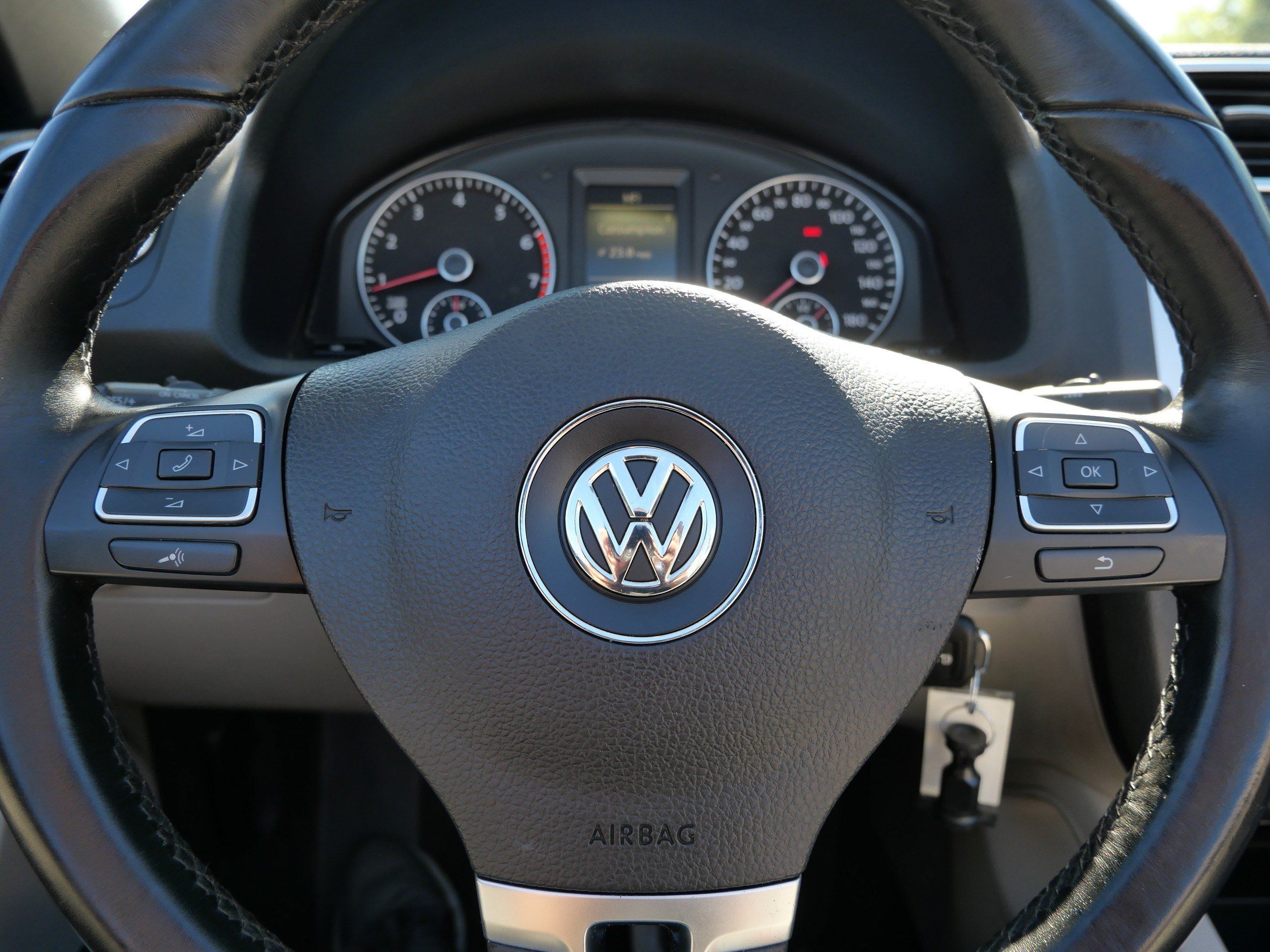 Used 2010 Volkswagen Eos Komfort FWD image 24