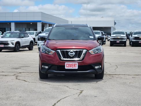 Used 2018 Nissan Kicks SR w/ Premium Package FWD image 2