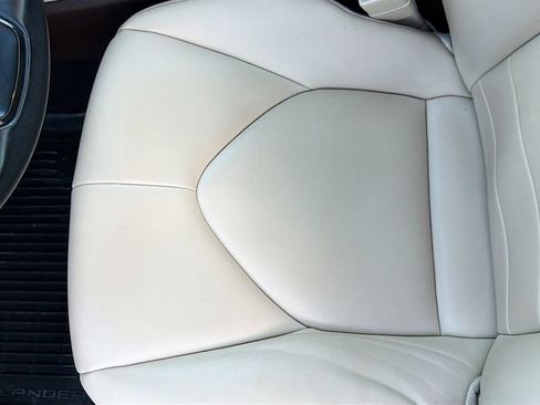Used 2022 Toyota Highlander XLE AWD/4WD image 19