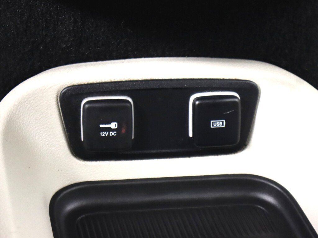Used 2020 Chrysler Voyager Lxi FWD image 23