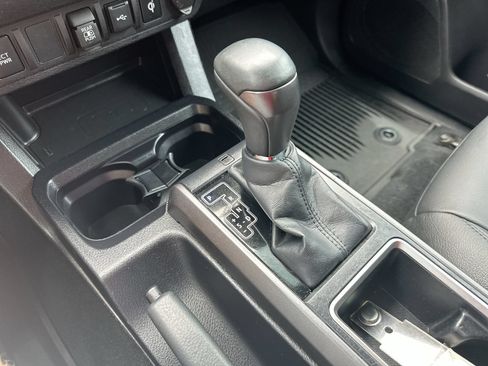 Used 2022 Toyota Tacoma TRD Off-Road AWD/4WD image 19