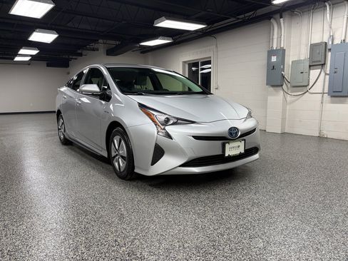 Used 2018 Toyota Prius Two image 2