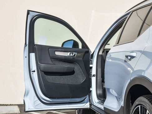 Certified 2025 Volvo XC40 B5 Ultra w/ Climate Package image 21