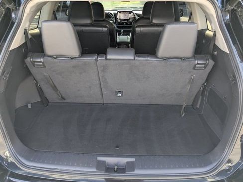 Used 2022 Toyota Highlander XLE FWD image 17