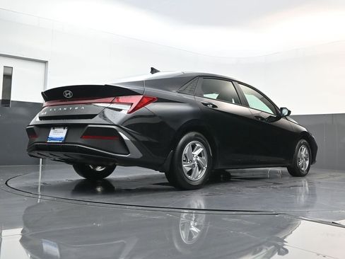 Used 2026 Hyundai Elantra SE FWD image 22