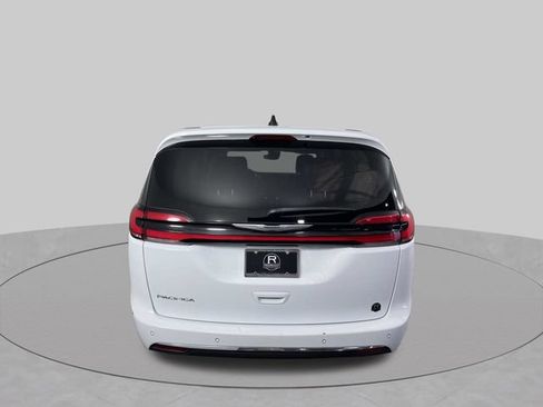 Used 2024 Chrysler Pacifica Touring-L FWD image 14