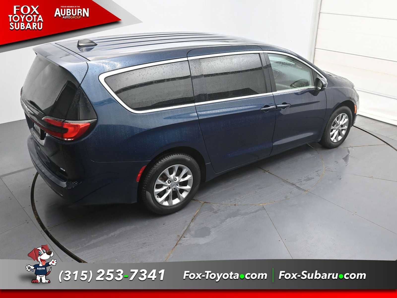 Used 2023 Chrysler Pacifica Touring-L AWD/4WD image 28