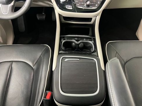 Used 2024 Chrysler Pacifica Limited image 17