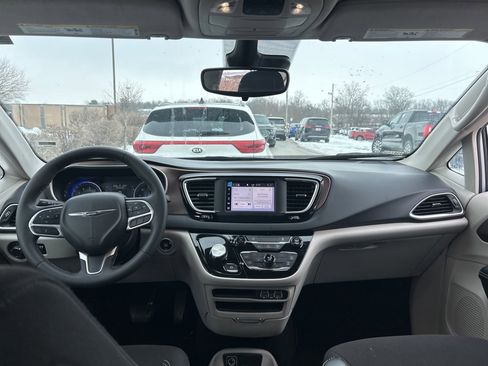 Used 2023 Chrysler Voyager LX image 5