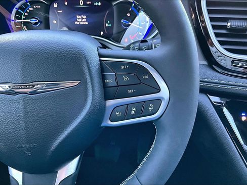 Used 2025 Chrysler Pacifica Select image 11