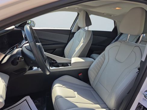 Certified 2025 Hyundai Elantra Limited FWD image 11