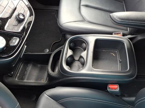 Used 2025 Chrysler Pacifica Select image 14