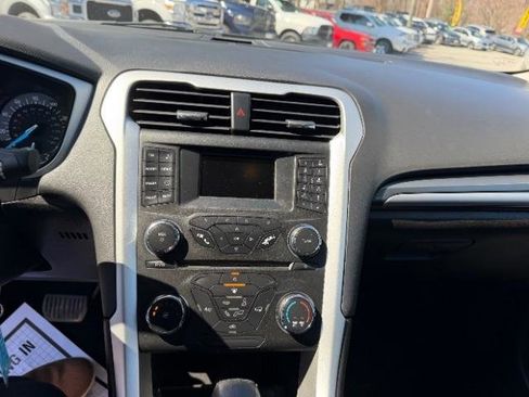 Used 2016 Ford Fusion SE image 24