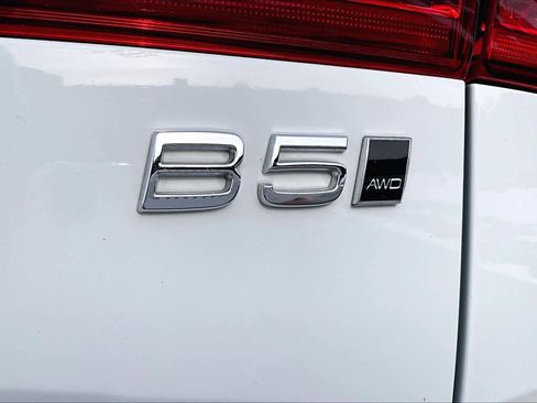 Used 2022 Volvo XC60 B5 Momentum image 9